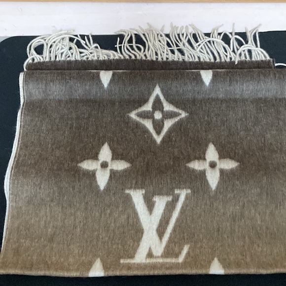 LV 100% cashmere scarf - Picture 6 of 11